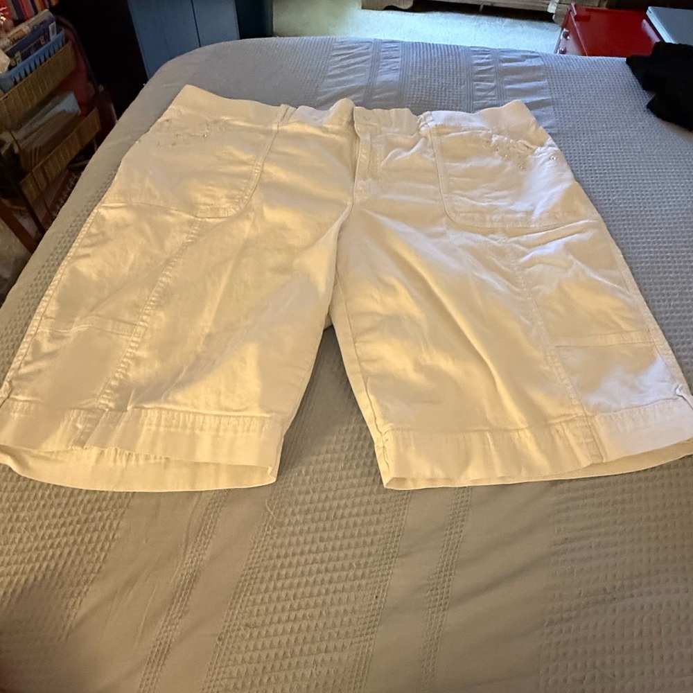 Gloria Vanderbilt Women's White Shorts size 18